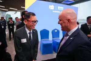 Massey alumnus and Gardens by the Bay CEO Felix Loh meets Prime Minister Christopher Luxon.