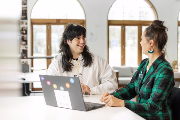 Māori students study on a laptop on Auckland campus