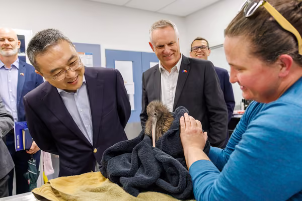 Dr Wang Xiaolong, Ambassador of the People’s Republic of China to New Zealand, visits Wildbase Hospital.