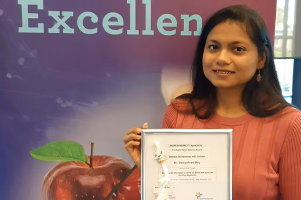 Dr Debashree Roy with her award.