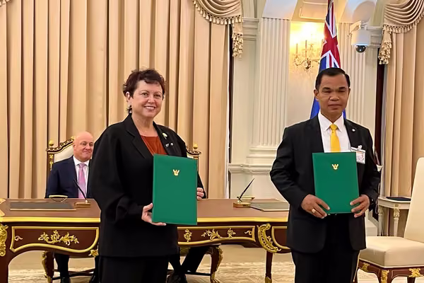 Vice-Chancellor Professor Jan Thomas and Acting Sub Lt. Thanu Vongjinda, Secretary General of the Vocational Education Commission.