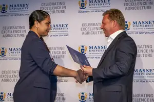 Vetekina Pau’u receiving the William Gerrish Memorial Award from Minister of Agriculture Hon Todd McClay.