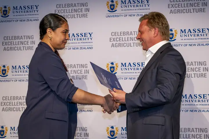 Vetekina Pau’u receiving the William Gerrish Memorial Award from Minister of Agriculture Hon Todd McClay.