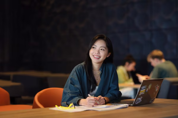 International student studying at desk. Study with �۶���Ƶas an international student.