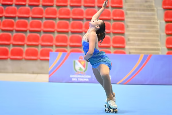 Aspen Fell competing in an artistic roller skating competition.