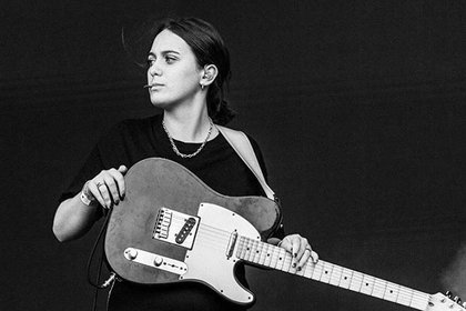 Tiare Kelly performing with BENÉE