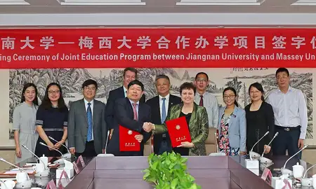 Vice Chancellor Jan Thomas and representatives from Jiangnan University.