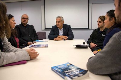 Mike McRoberts imparts wisdom to aspiring journalists - image2