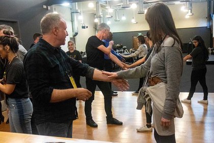 Mark Bradford in a BeWeDō workshop.