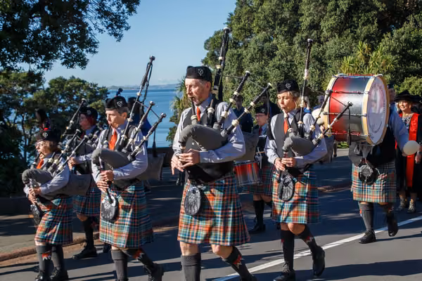 Musicians play bagpipes and drums in the Auckland graduation procession.